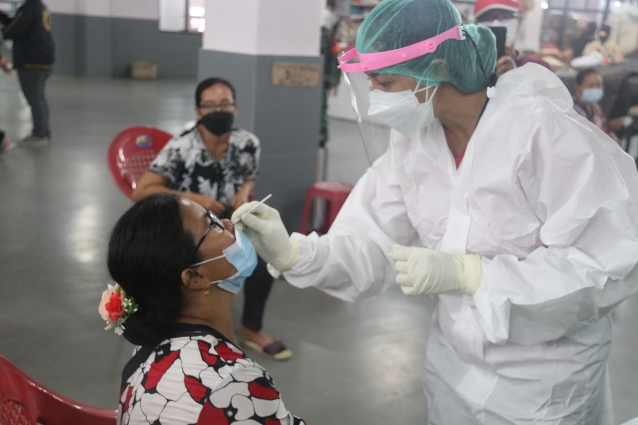 podiumnews.com-Usai Swab Test Antigen, Pedagang-Pembeli Banyuasri Diminta Tetap Taat Prokes 